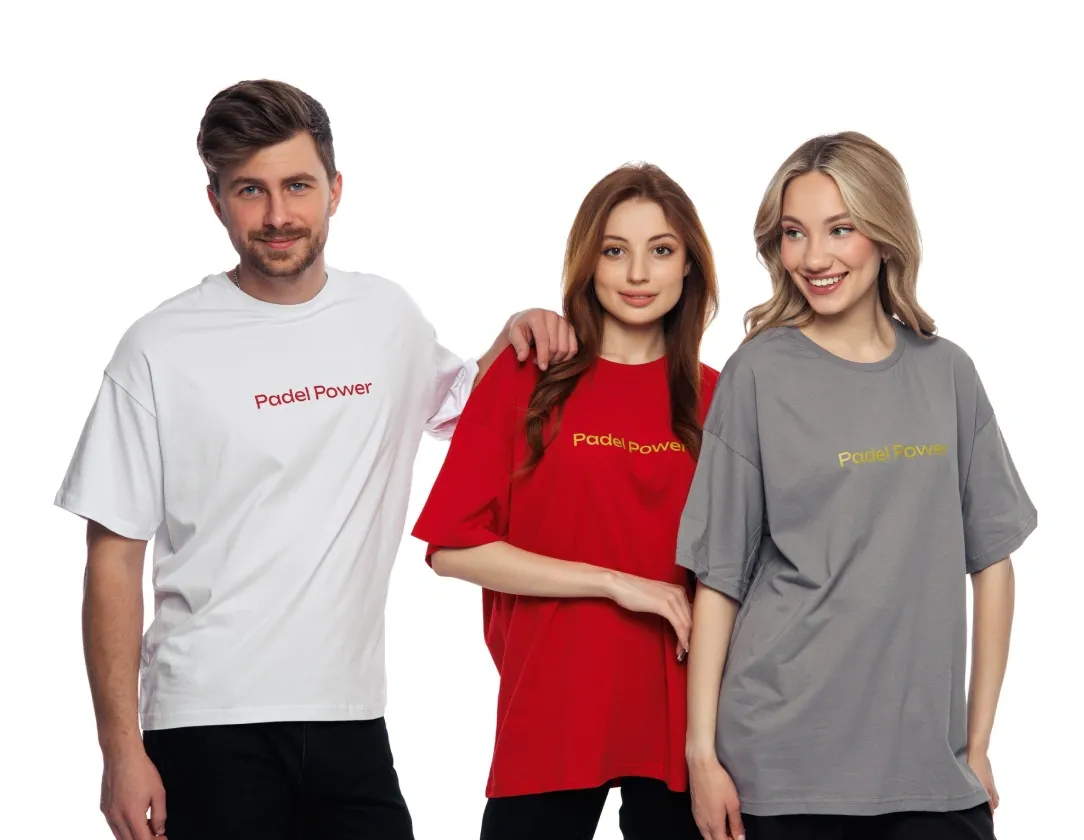 Команда в футболках разных цветов